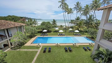 Piscina externa, guarda-sóis, espreguiçadeiras