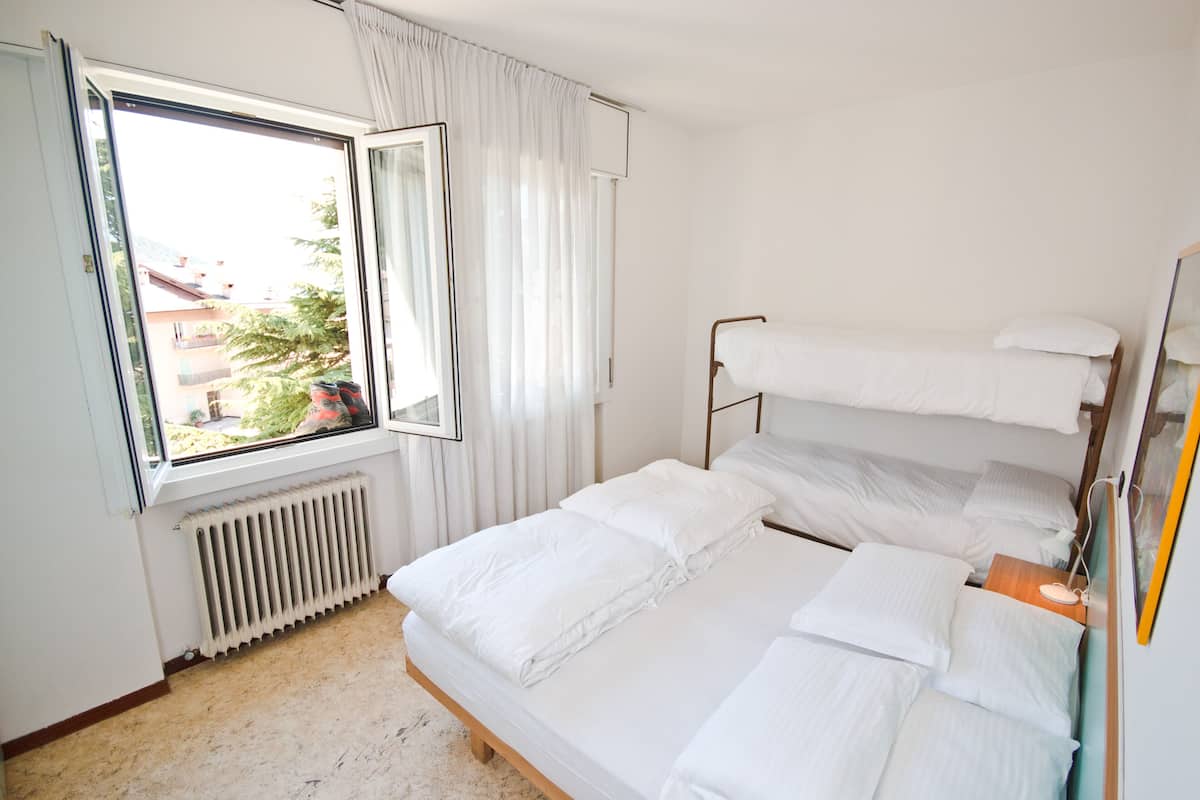 Familiekamer | Een kluis op de kamer, een bureau, gratis babybedden, gratis wifi