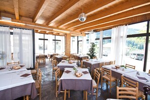 Frühstück, Mittagessen, Abendessen, lokale Küche, Speisen im Freien 