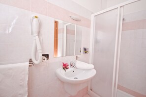 Habitació individual estàndard | Caixa forta a l'habitació, escriptori i bressols gratuïts 