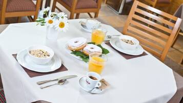Phục vụ bữa sáng, bữa trưa, đặc sản địa phương, dùng bữa ngoài trời