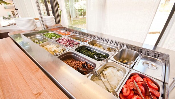 A buffet with various food options including beans, rice, vegetables, and tomatoes. - Hotel Martinelli (Ronzo-Chienis)