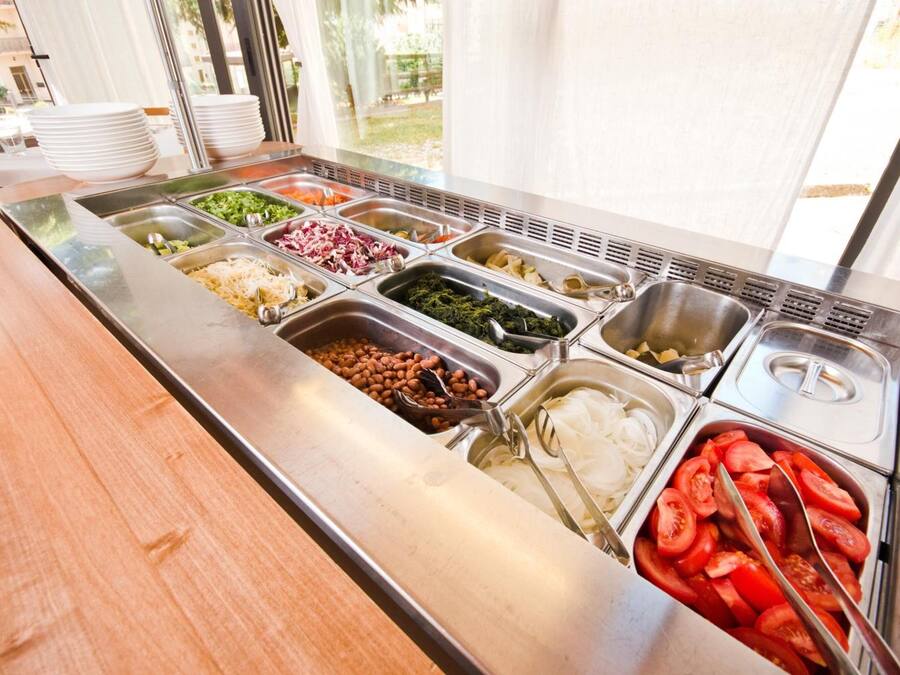 供应早餐、午餐和晚餐,地方菜,室外就餐