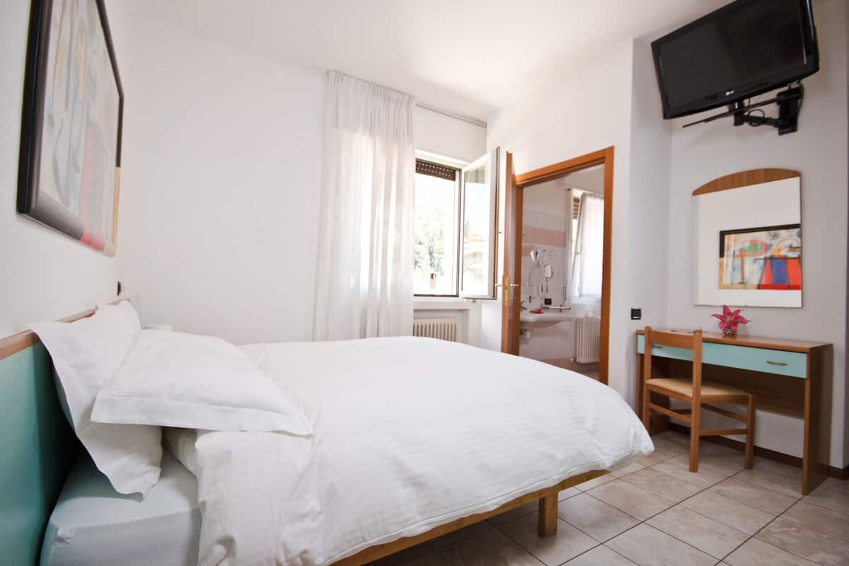 Een kluis op de kamer, een bureau, gratis babybedden, gratis wifi