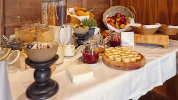 Petit déjeuner buffet (19 EUR par personne)