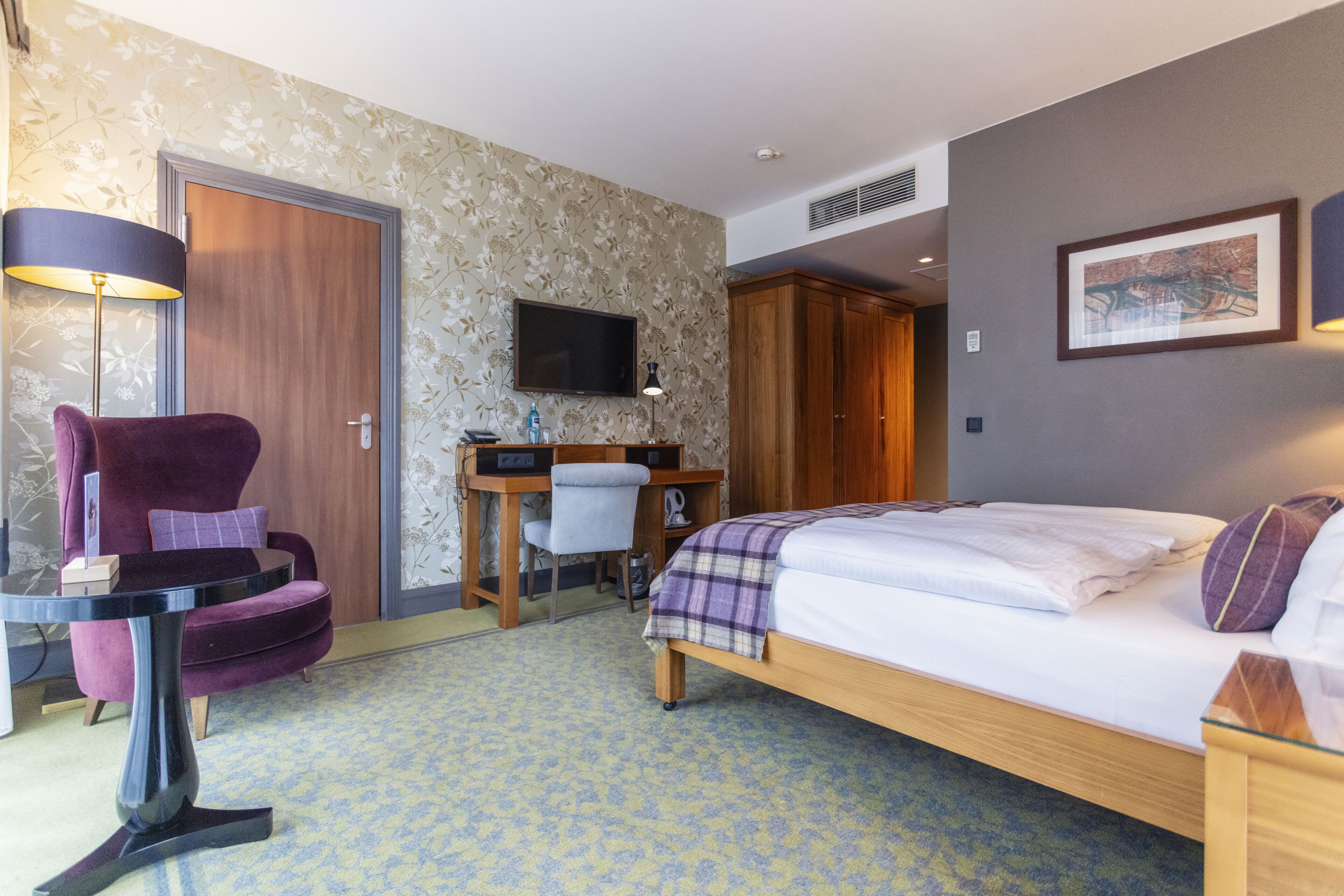 deluxe room | in-room safe, desk, free wifi, bed sheets