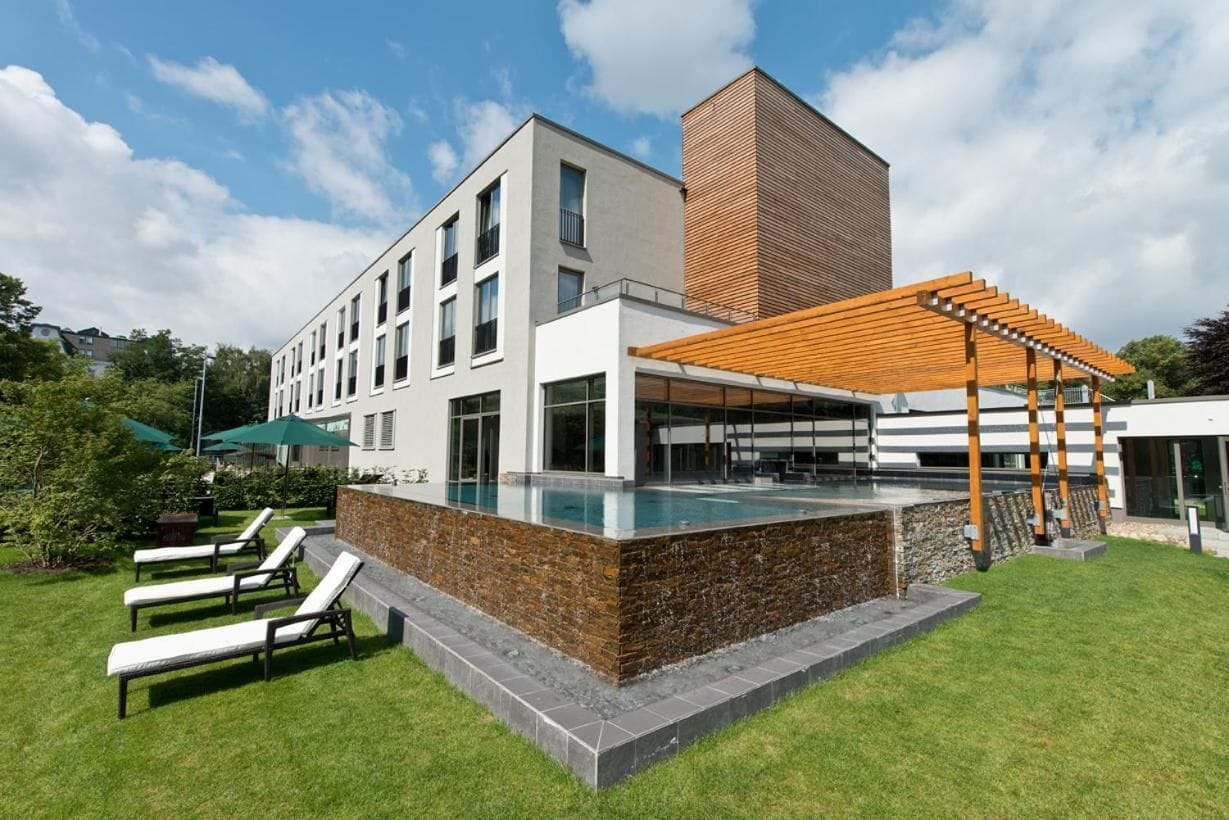 Piscine couverte, piscine extérieure, parasols de plage, chaises longues