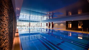 Indendørs pool, udendørs pool, parasoller, liggestole