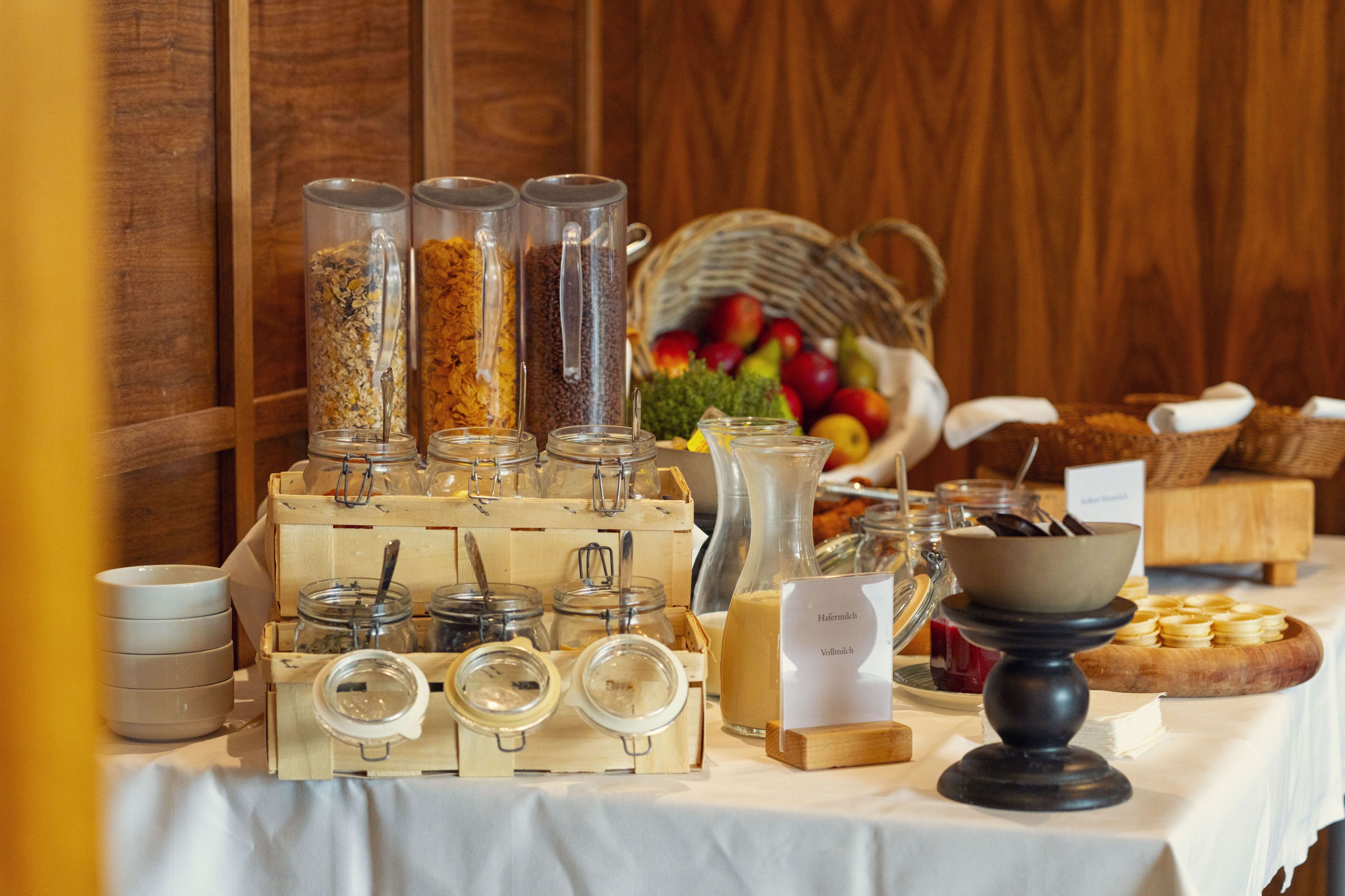 Montaje de bufé con diferentes alimentos y recipientes.