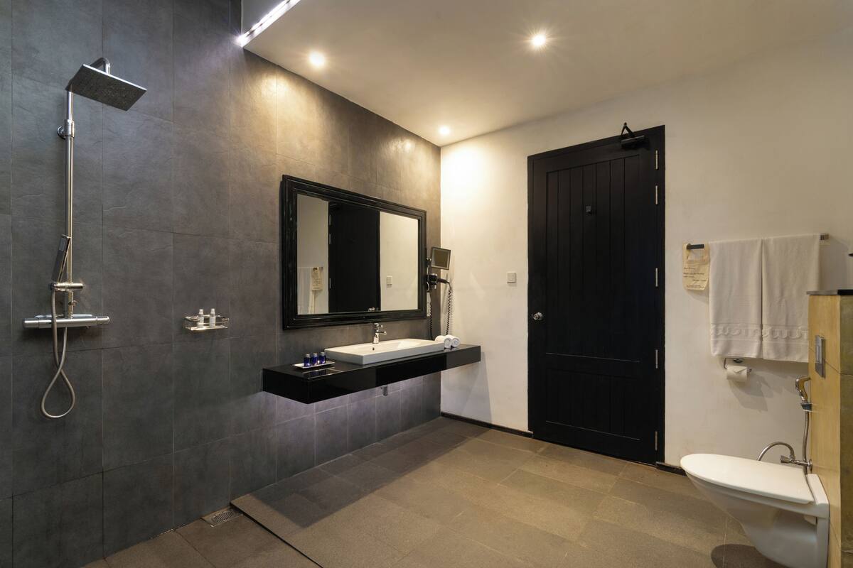 superior room | bathroom | shower, rainfall showerhead, free toiletries, hair dryer