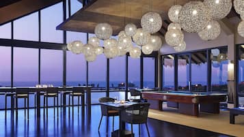 2 quầy bar/khu lounge, quầy bar ngay sát hồ bơi, quầy bar bên hồ bơi