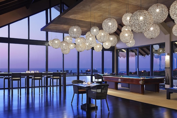 2 bars/lounges, swim-up bar, poolside bar