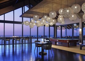 2 bares, bar en la piscina y bar junto a la piscina