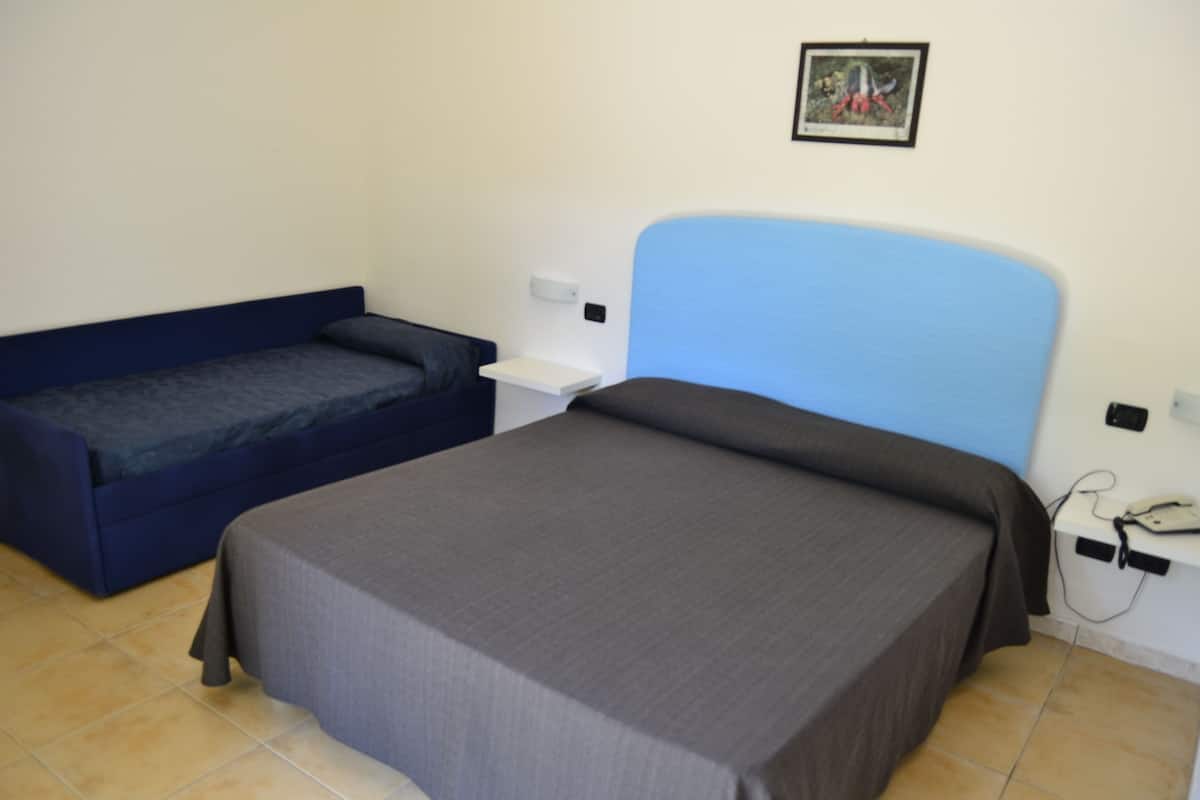 Caja de seguridad en la habitación y cunas