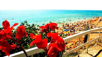Playa privada en los alrededores, camastros y sombrillas