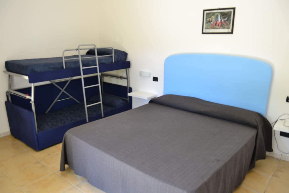 Habitación familiar | Caja de seguridad en la habitación y cunas