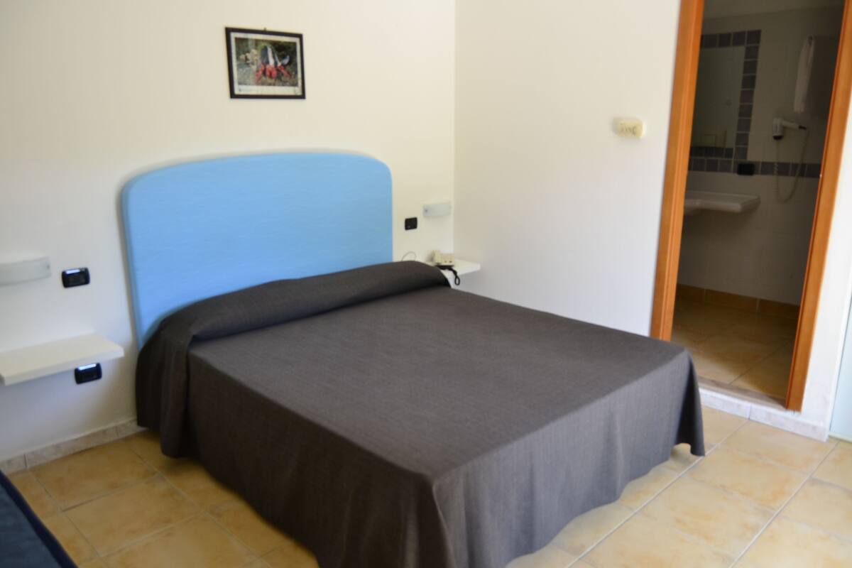 In-room safe, cots/infant beds