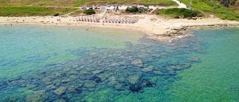 Privat strand i närheten, solstolar och parasoller