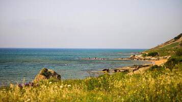Playa privada en los alrededores, camastros y sombrillas