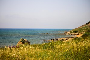 شاطئ خاص قريب، كراسي للتشمس، مظلات الشاطئ