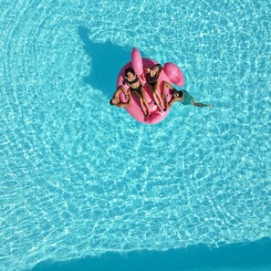Piscine extérieure (ouverte en saison), chaises longues