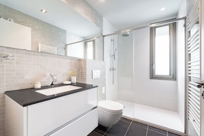 Dusche, kostenlose Toilettenartikel, Haartrockner, Bidet