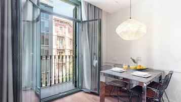 Een 42-inch flatscreentelevisie met satellietzenders en een ledtelevisie