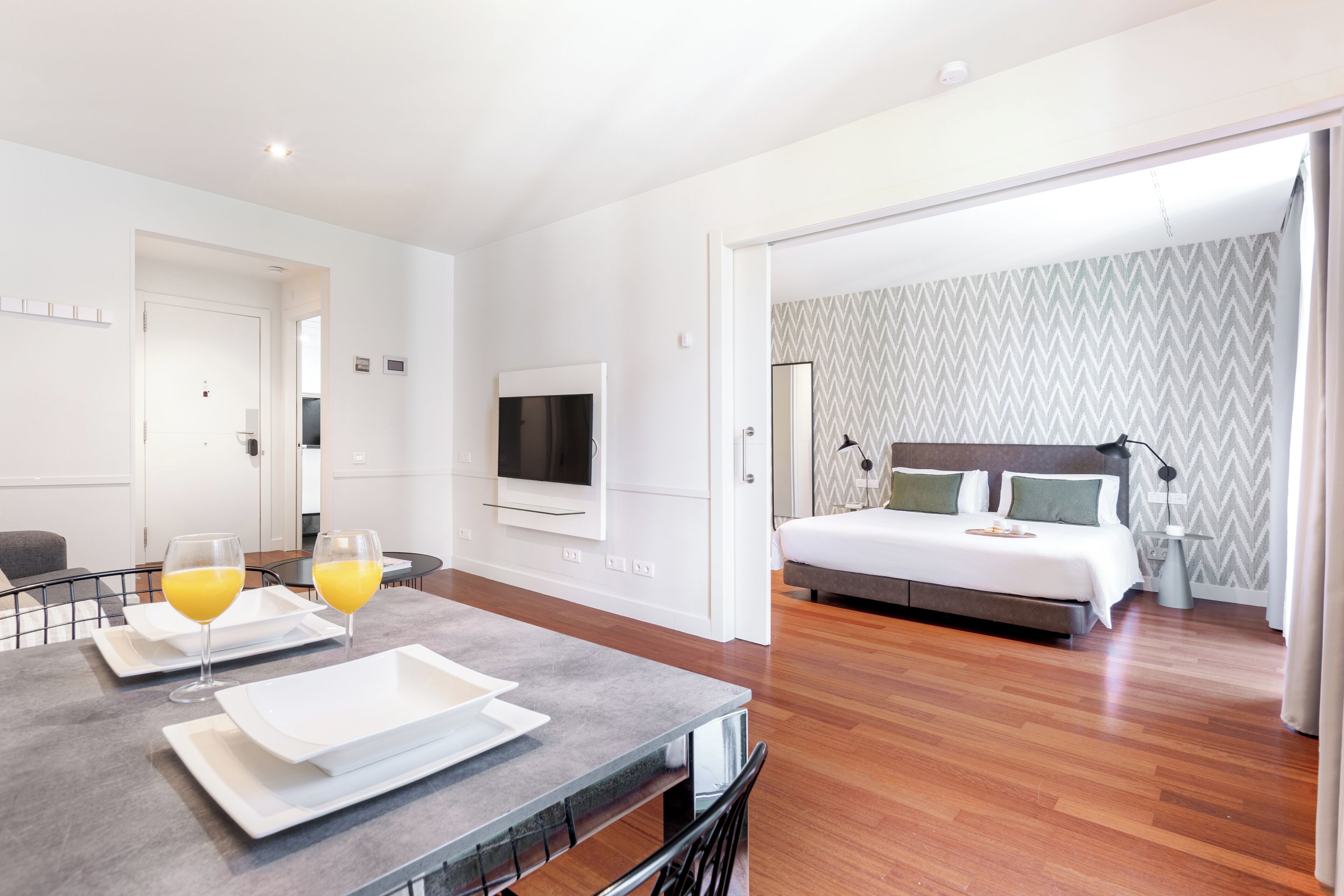 Een 42-inch flatscreentelevisie met satellietzenders en een ledtelevisie