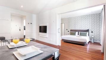 Een 42-inch flatscreentelevisie met satellietzenders en een ledtelevisie