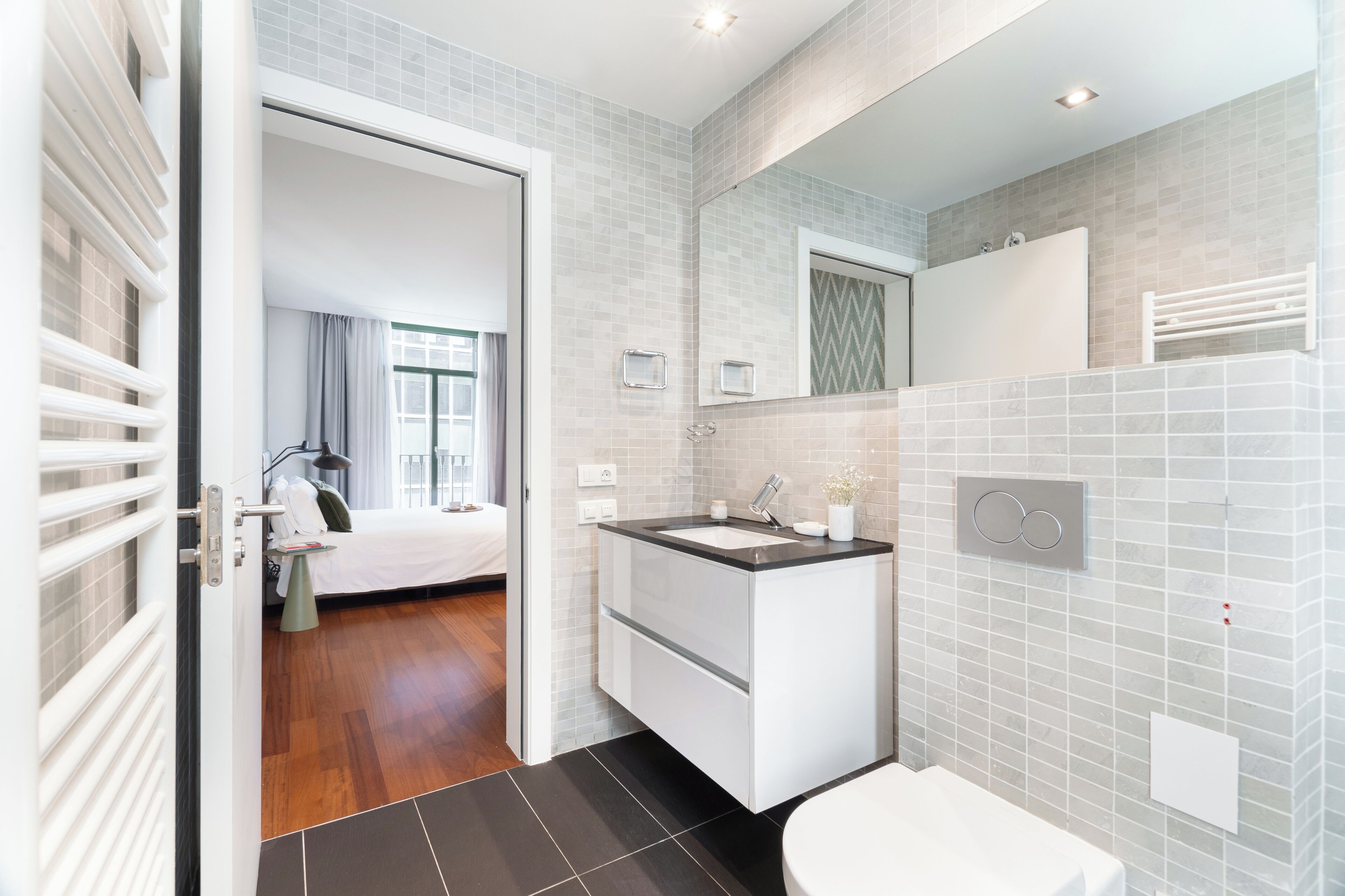 Lägenhet Standard | Badrum | Dusch, gratis toalettartiklar, hårtork och bidé