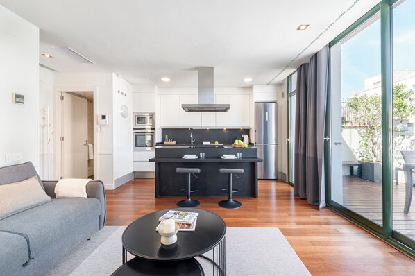 Penthouse, Courtyard View | Living area | 42-inch flat-screen TV with satellite channels, LED TV - Aspasios Paseo de Gracia Apartments (Barcelona)