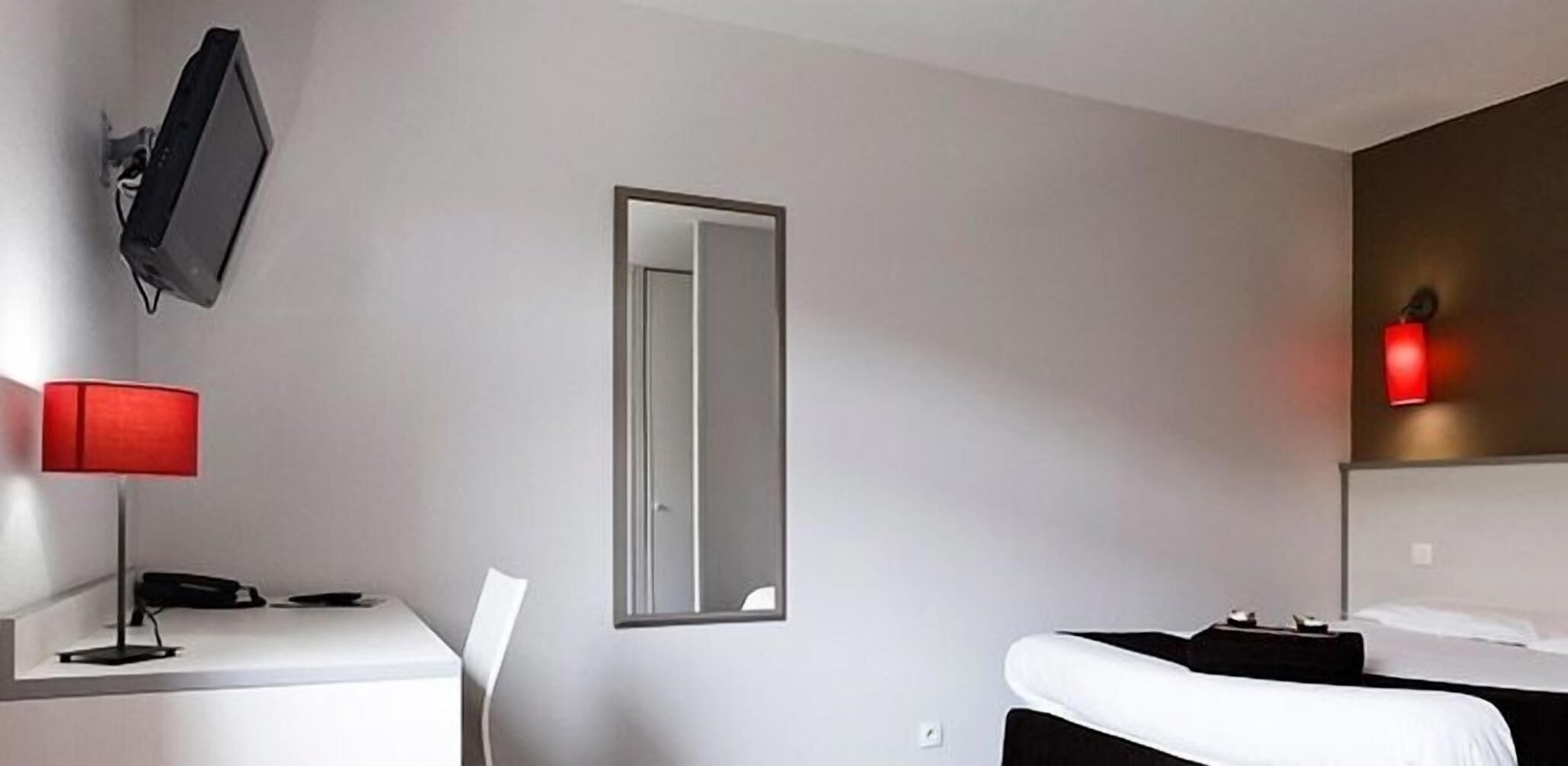 Desk, soundproofing, iron/ironing board, free WiFi