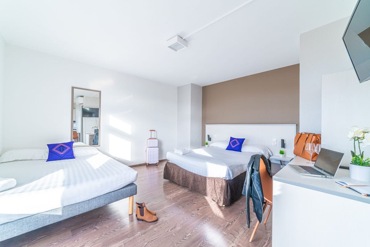 Family Studio (for 4 people) | Desk, soundproofing, iron/ironing board, free WiFi