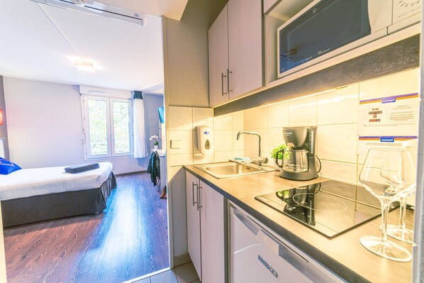 Fridge, microwave, stovetop, electric kettle