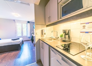 Studio Standard | Cuisine privée | Réfrigérateur, four à micro-ondes, surface de cuisson
