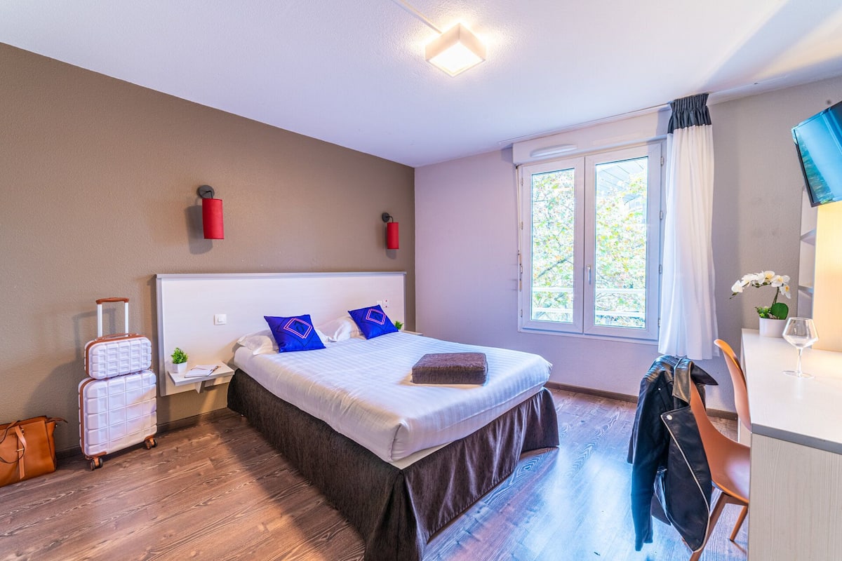 Desk, soundproofing, iron/ironing board, free WiFi