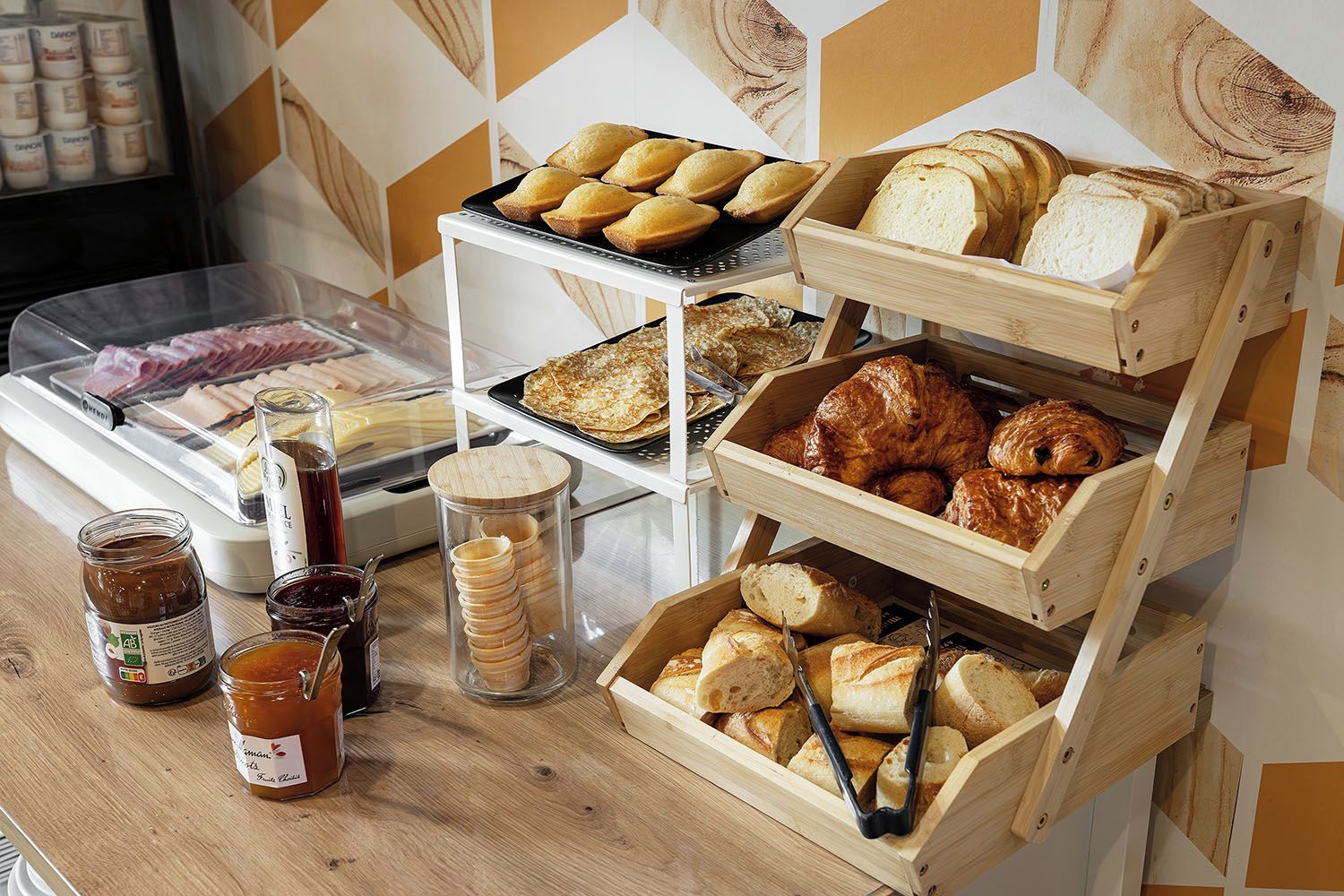 Un bufé de desayuno con diversos pasteles, pan y acompañamientos.
