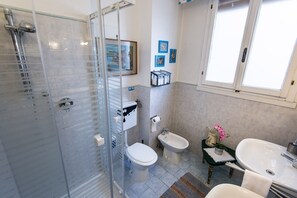 Kostenlose Toilettenartikel, Handtücher