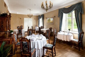 Lunch, dinner served; Regional cuisine, al fresco dining