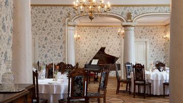 Lunch, dinner served; Regional cuisine, alfresco dining