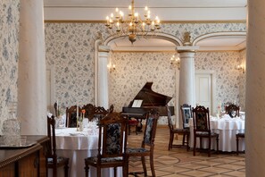 Lunch, dinner served; Regional cuisine, alfresco dining