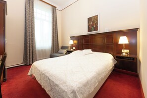 クラシック ダブルルーム | 高級寝具、セーフティボックス (室内)、デスク、遮光カーテン