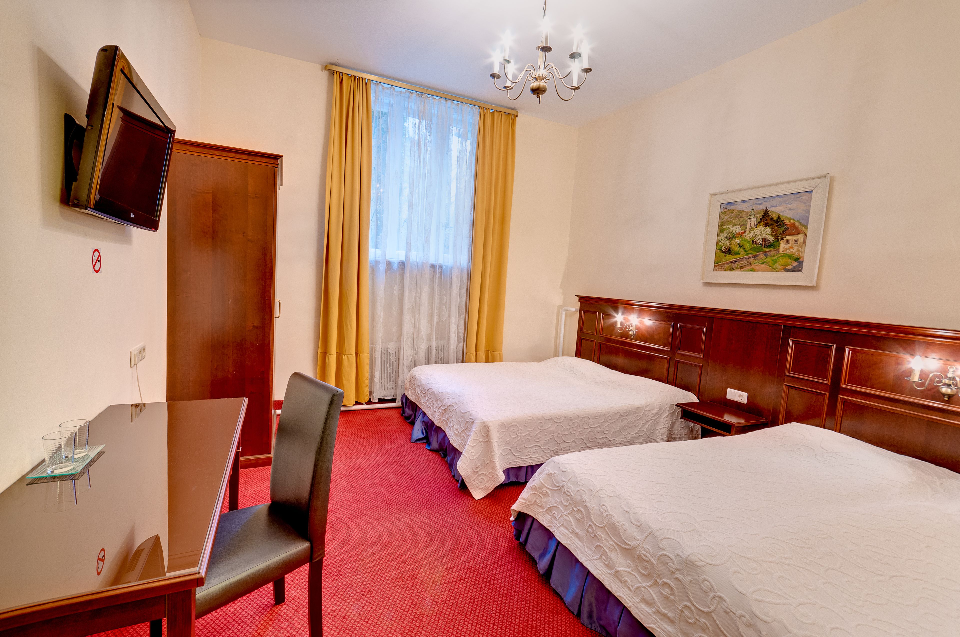 Economy-Vierbettzimmer (im Untergeschoss, eingeschränkte Sicht, nur über Treppe erreichbar) | Hochwertige Bettwaren, Zimmersafe, Schreibtisch, Verdunkelungsvorhänge