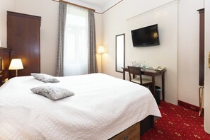Double Room | Premium bedding, in-room safe, desk, blackout drapes - Hotel Viktoria Schönbrunn (Vienna)