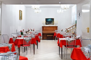 朝食 (コンチネンタル ブレックファスト)、毎日提供 (1 名様 18 EUR)