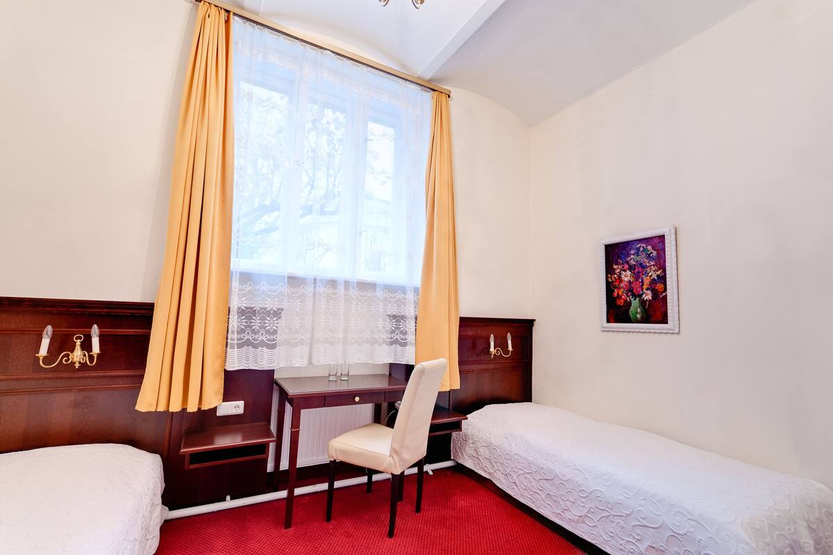 Economy-Zweibettzimmer (im Untergeschoss, eingeschränkte Sicht, nur über Treppe erreichbar) | 高級寝具、セーフティボックス (室内)、デスク、遮光カーテン