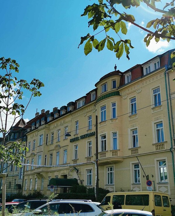 A multi-story building with a sign reading "HOTEL VIKTORIA".