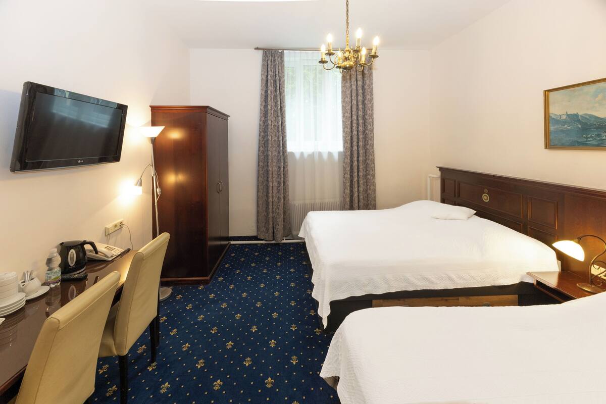 Economy-Vierbettzimmer (im Untergeschoss, eingeschränkte Sicht, nur über Treppe erreichbar) | 高級寝具、セーフティボックス (室内)、デスク、遮光カーテン