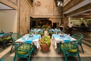 Petit déjeuner, déjeuner et dîner servis sur place