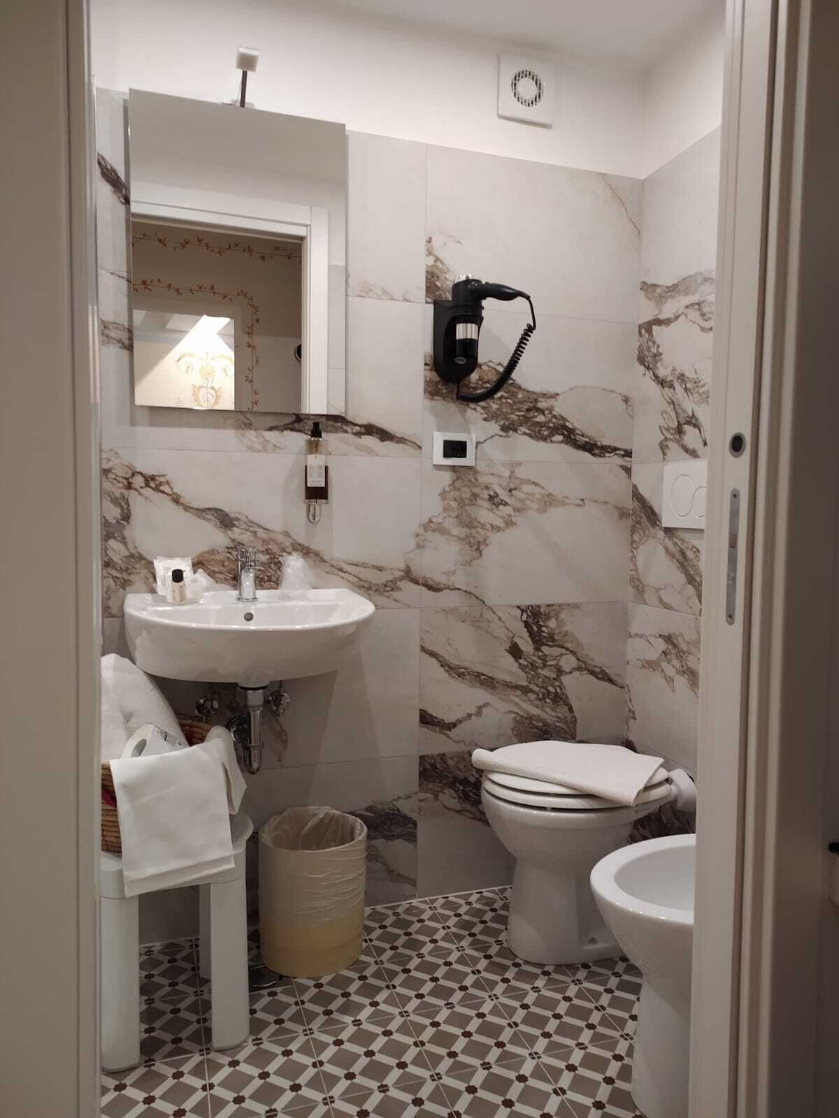 basic double room, 1 double bed | bathroom | free toiletries, hair dryer, bidet, towels